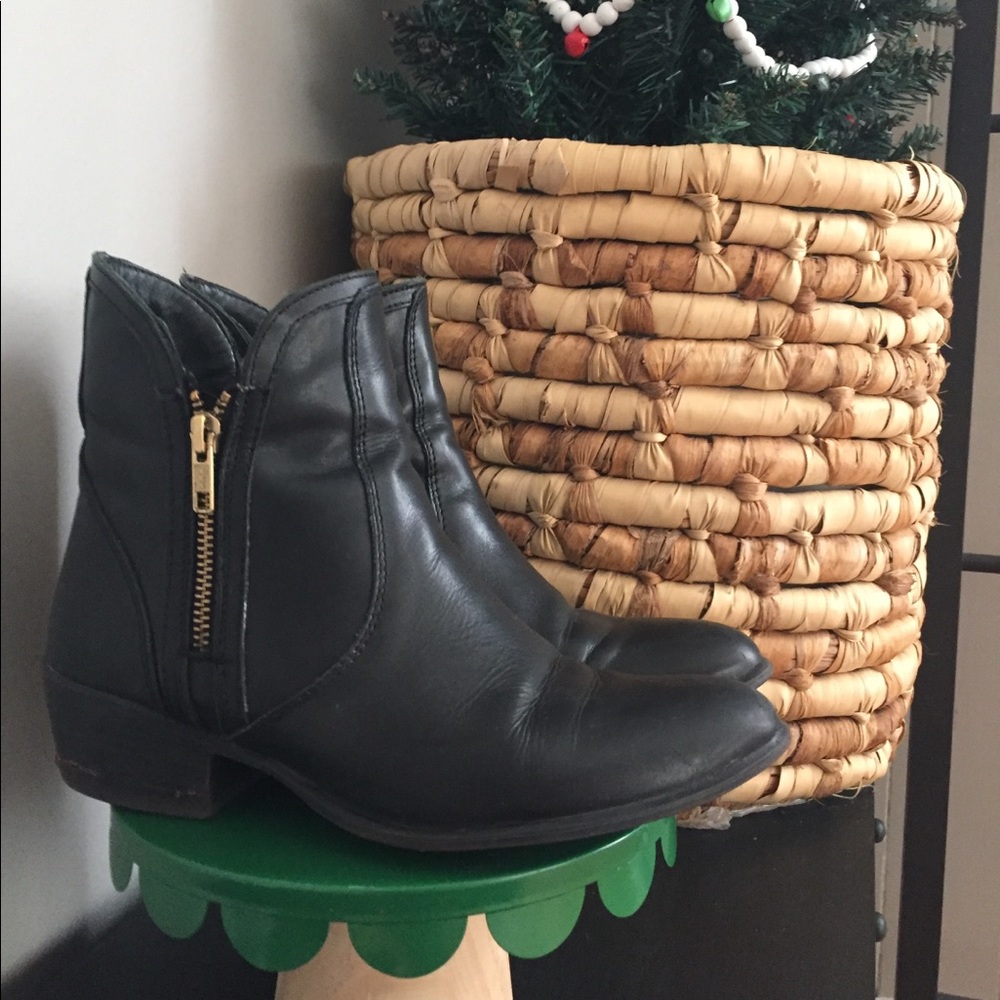 Steve Madden Booties with zippers sz7.5